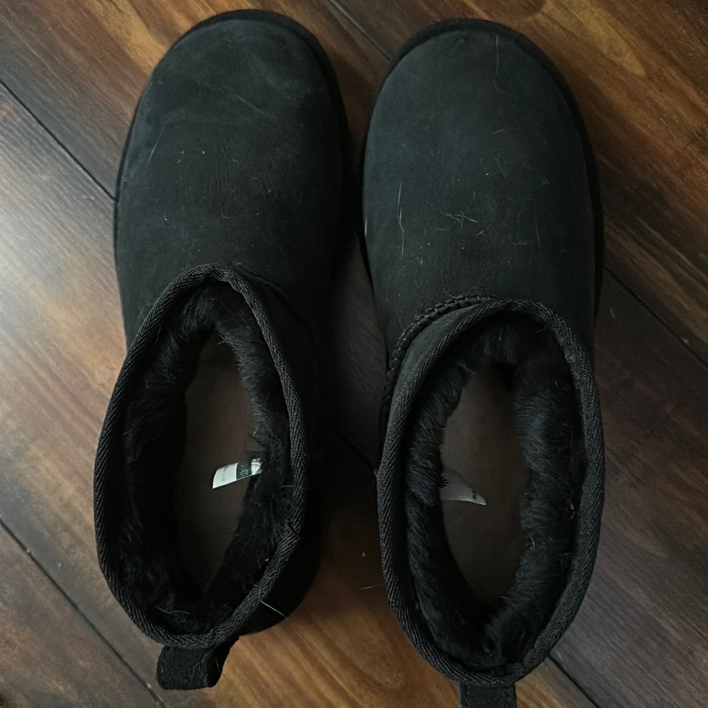Black short Uggs